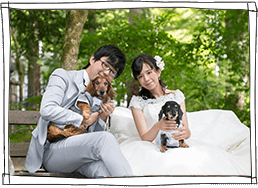 緑の中で犬と家族のウェディング_インデックス写真
